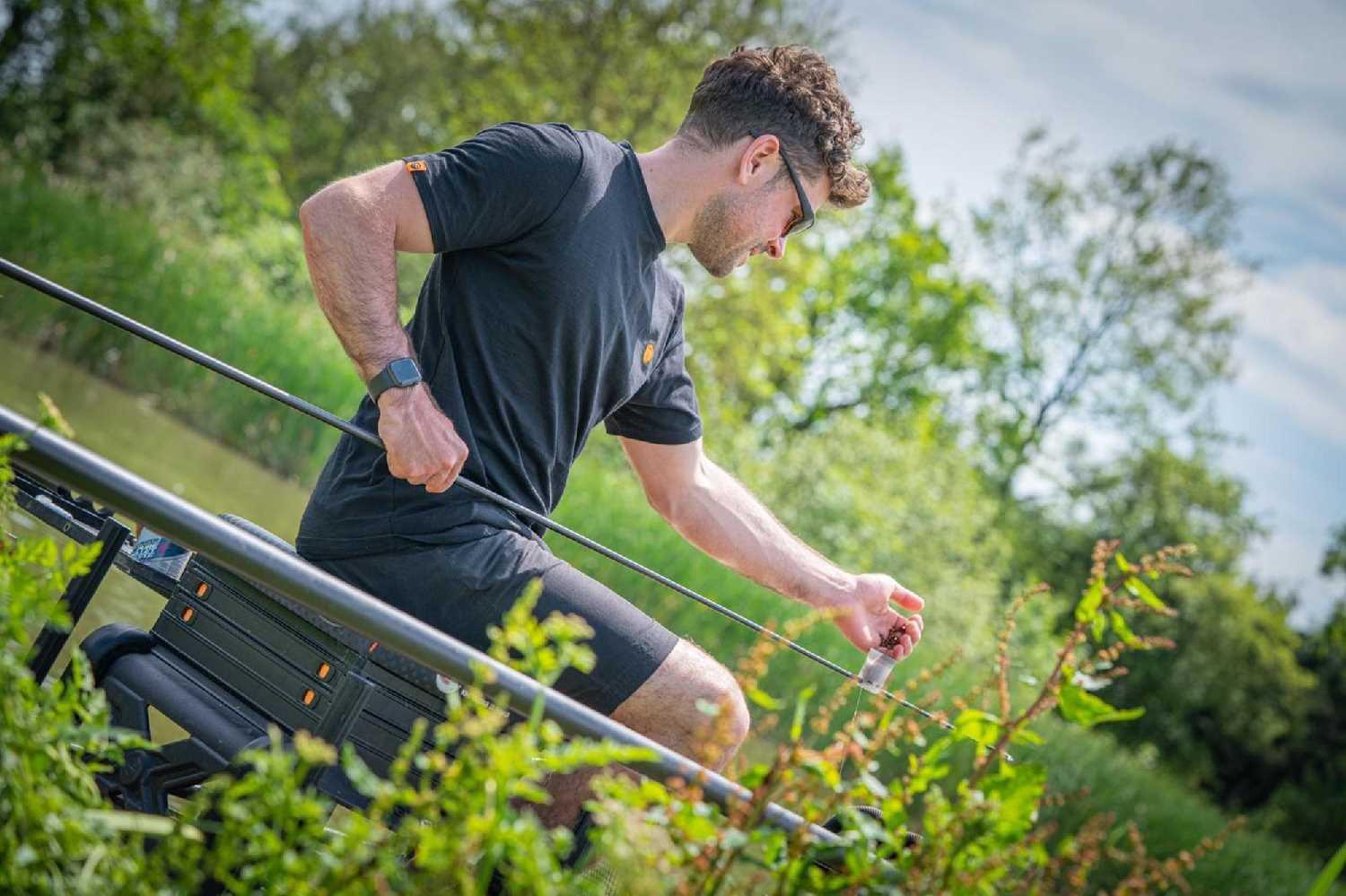 Guru Gradient Logo Tee Black - Image 5