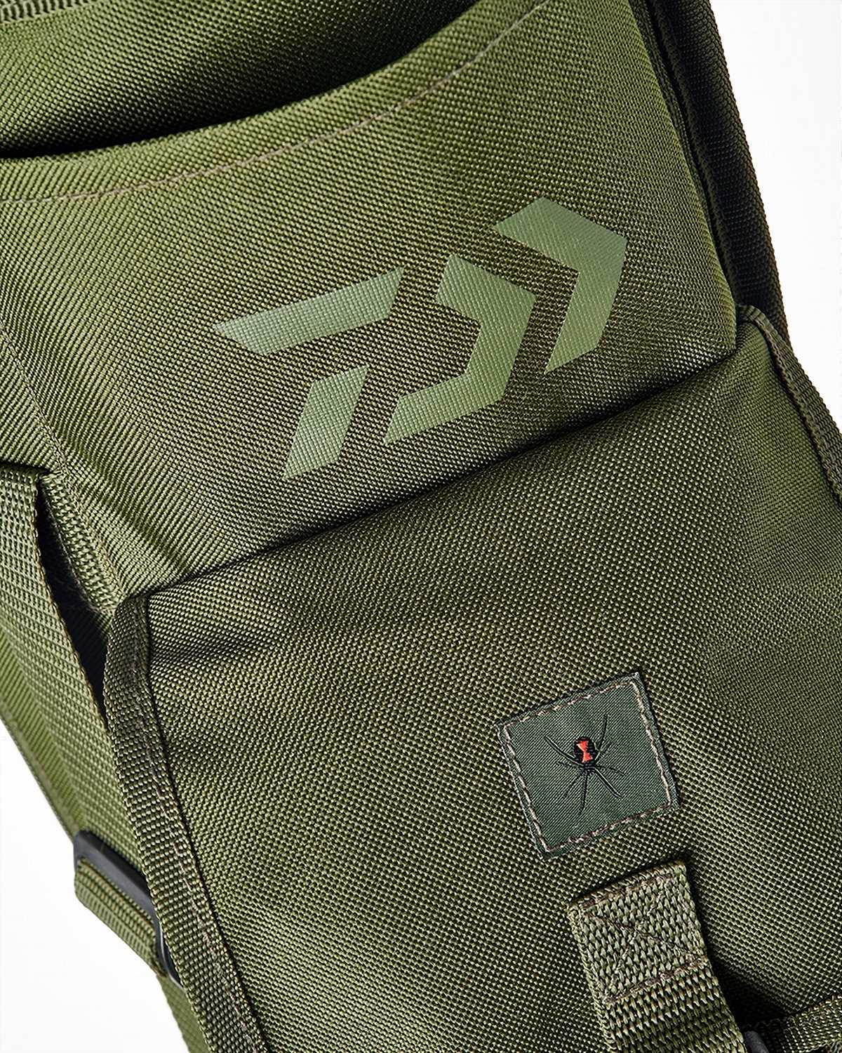 Daiwa Black Widow Holdall 13ft Rutenfutteral für 4 Ruten Karpfenfutte, 54,99