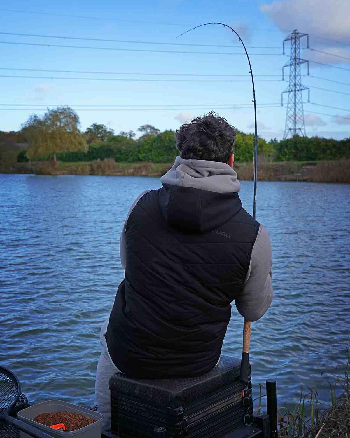 Guru Hybrid Gilet - Black - Image 4